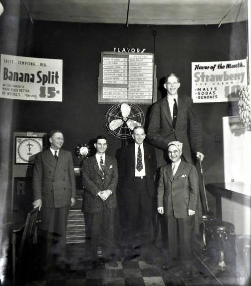 robert-wadlow-the-alton-giant-of-illinois-likes-his-fan-pre-1950